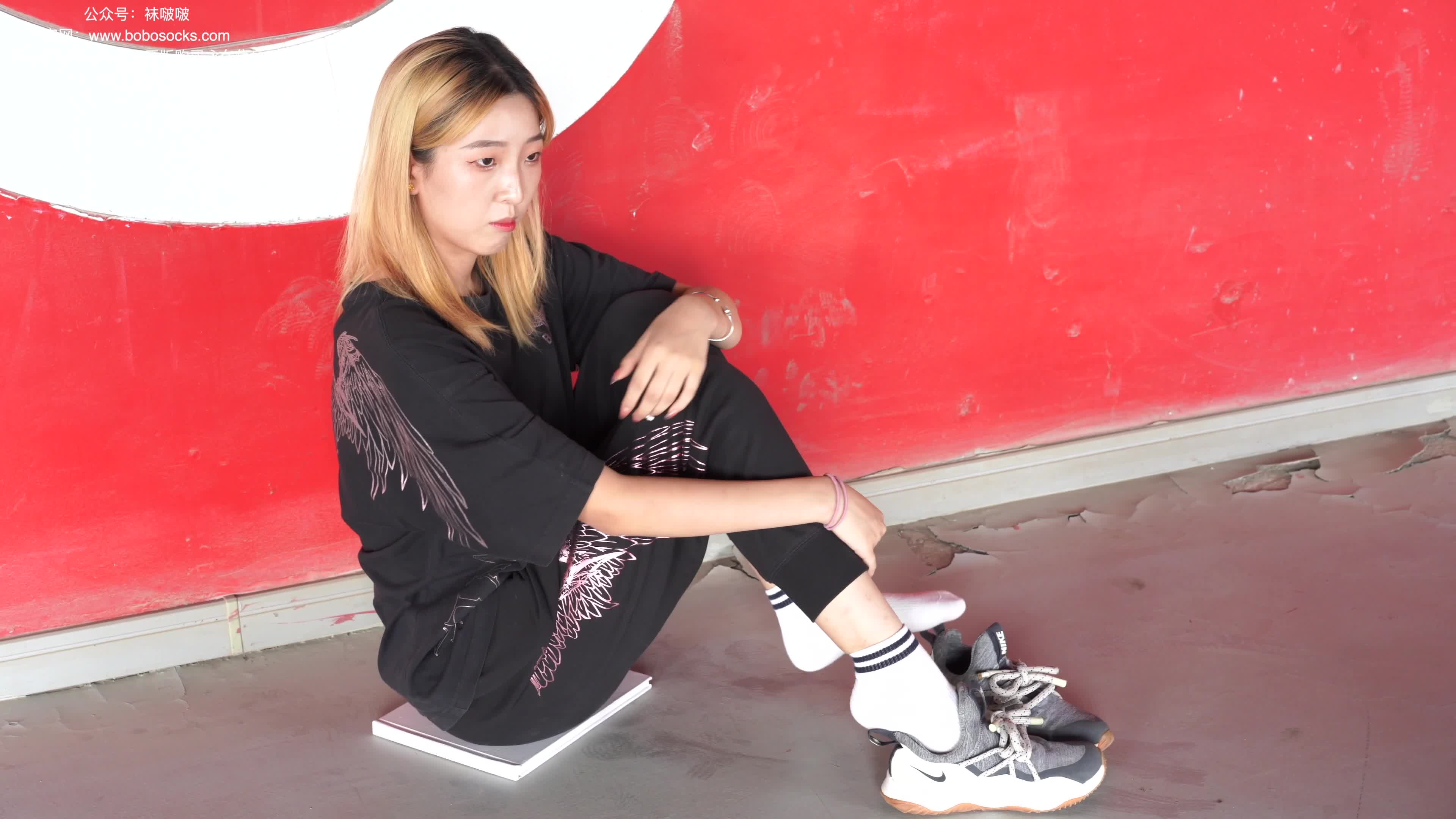 图片[2]-BoBoSocks袜啵啵_NO.018_木木_运动鞋_白棉袜_裸足_136P_1V_3.94GB-丽丝屋