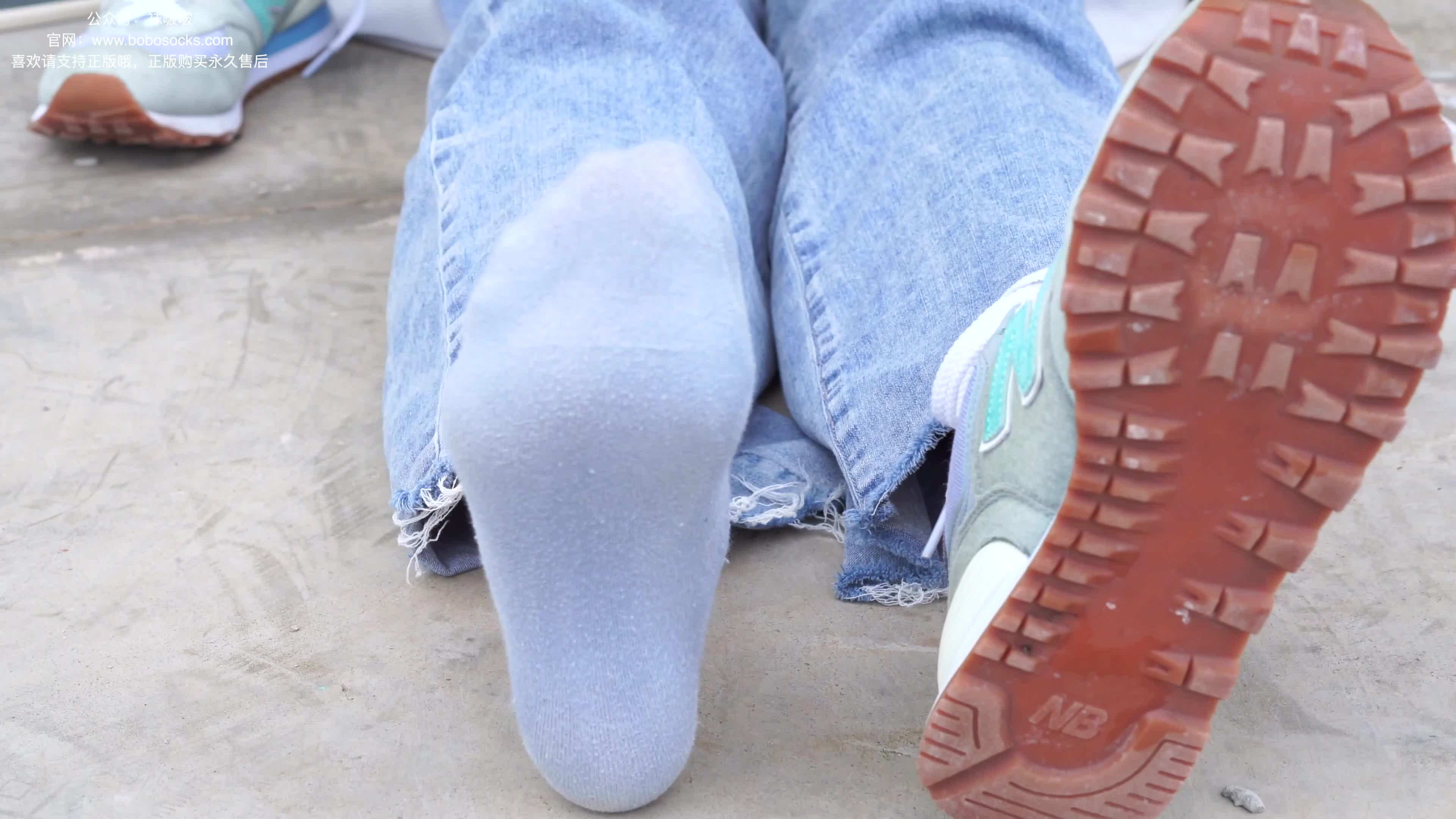 图片[2]-BoBoSocks袜啵啵_NO.020_熊熊_NB运动鞋_蓝色短棉袜_踩脏_裸足_150P_1V_4.88GB-丽丝屋