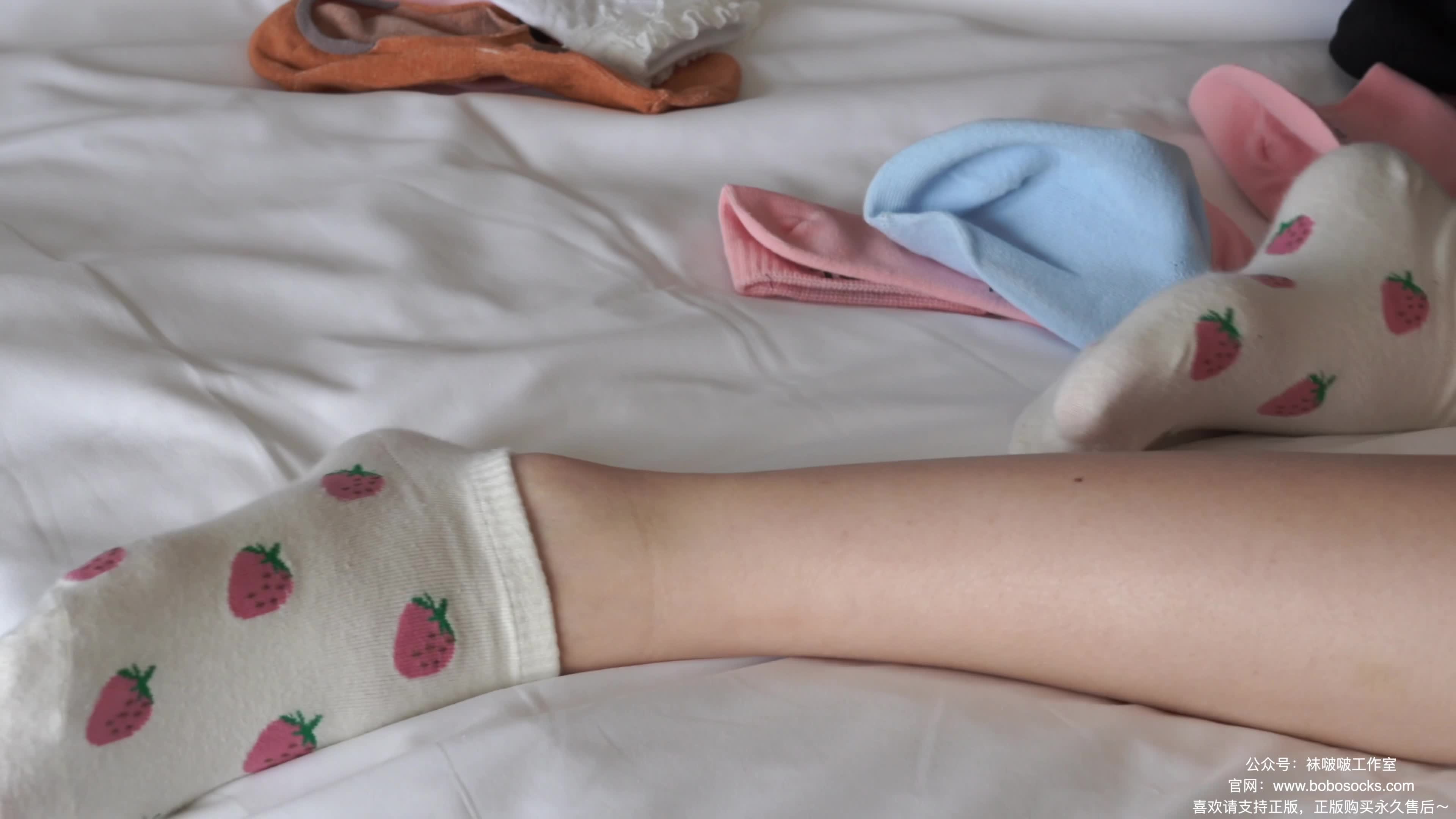 图片[4]-BoBoSocks袜啵啵_NO.127_稚予_麦昆板鞋_两双自然穿旧棉袜_裸足_139P_1V_5.64GB-丽丝屋