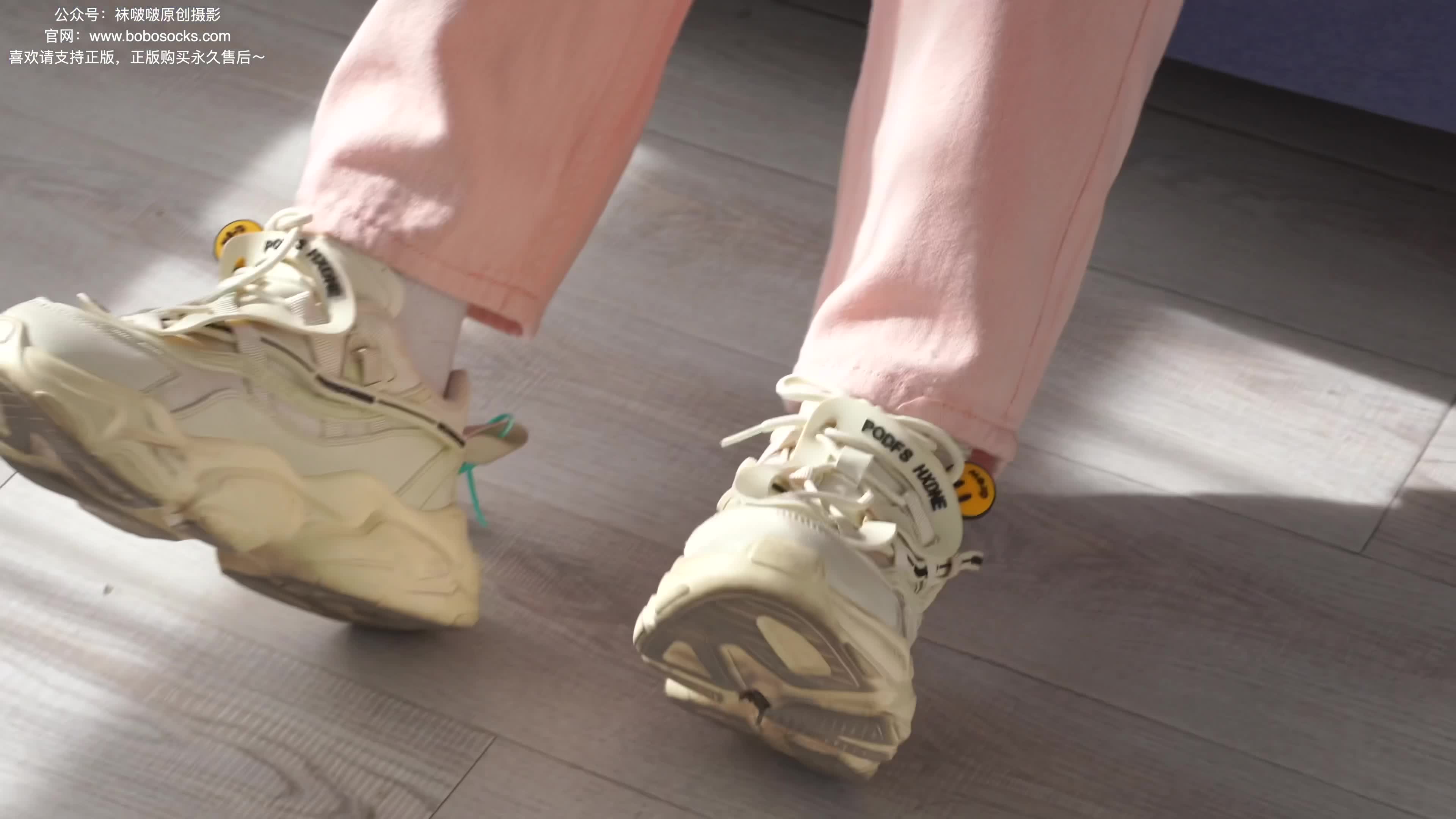 BoBoSocks袜啵啵_NO.141_周周_运动鞋_白棉袜_自然穿脏_裸足_140P_1V_5.57G-丽丝屋
