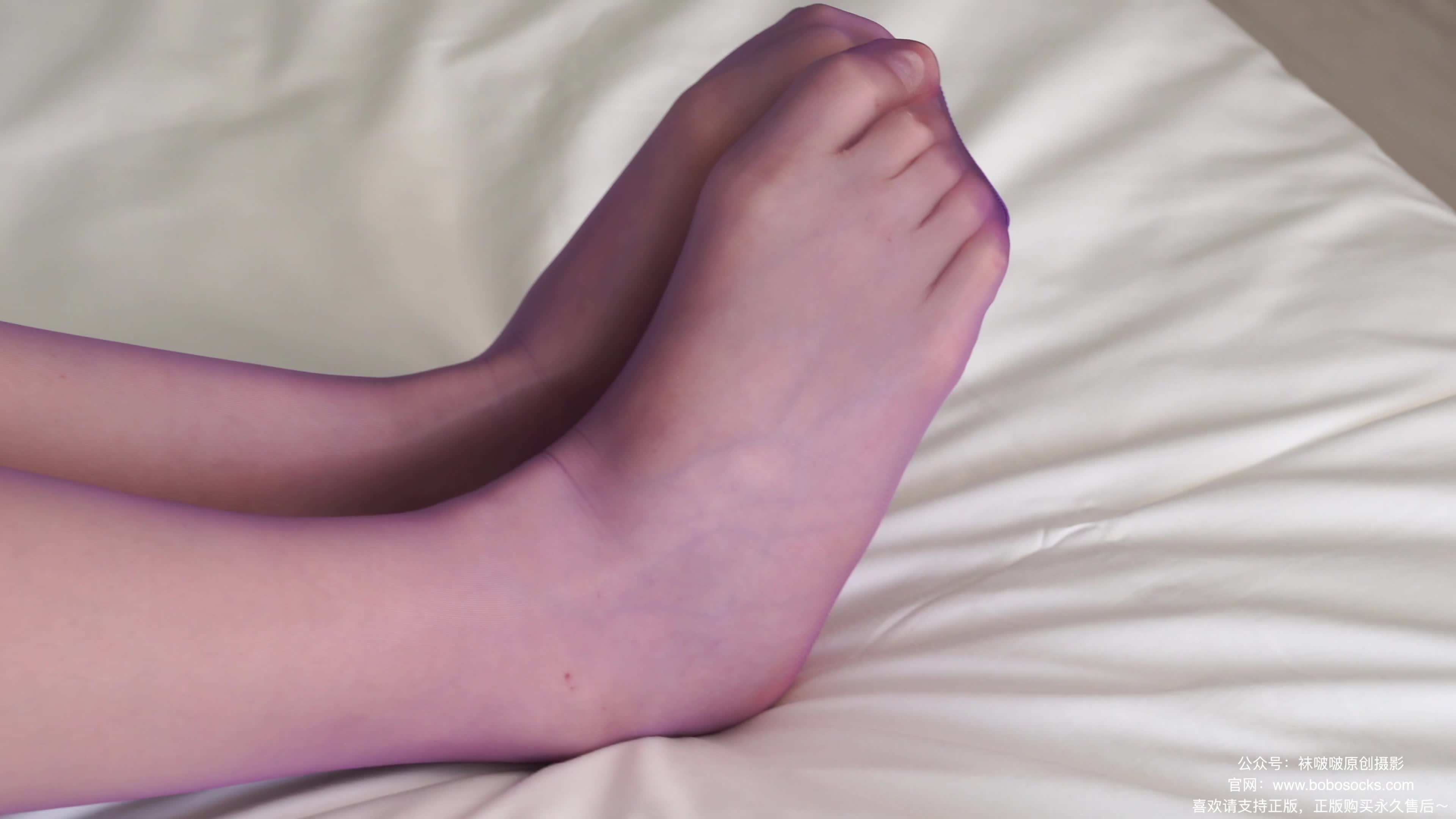 图片[4]-BoBoSocks袜啵啵_NO.205_小甜豆_白色高跟鞋_紫色油亮丝袜_140P_1V_5.57GB-丽丝屋