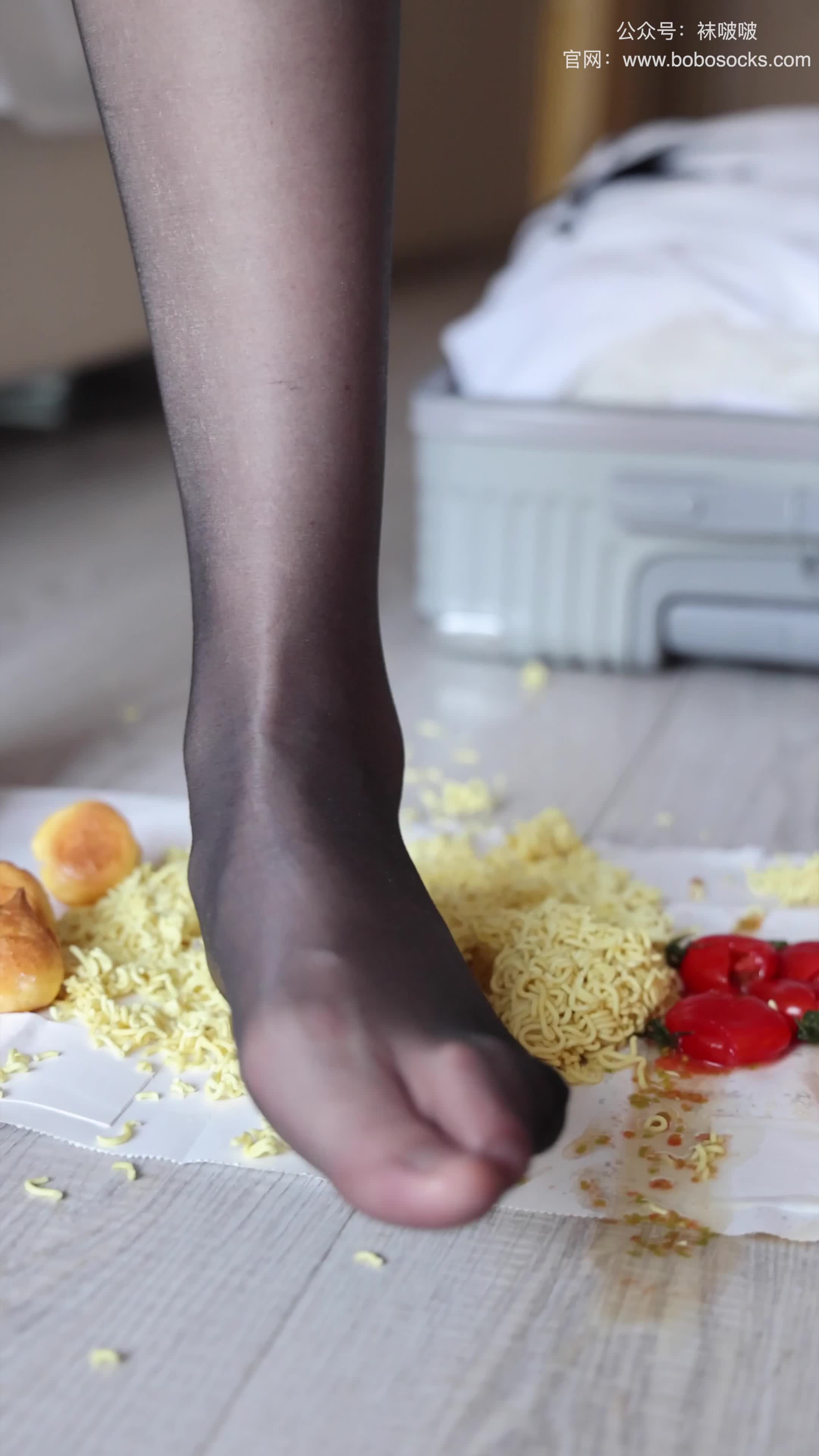 图片[5]-BoBoSocks袜啵啵_积分限定作品_NO.003_小甜豆_小魔女装_高跟凉鞋_油亮黑丝_踩东西剧情_1V_836.1M-丽丝屋