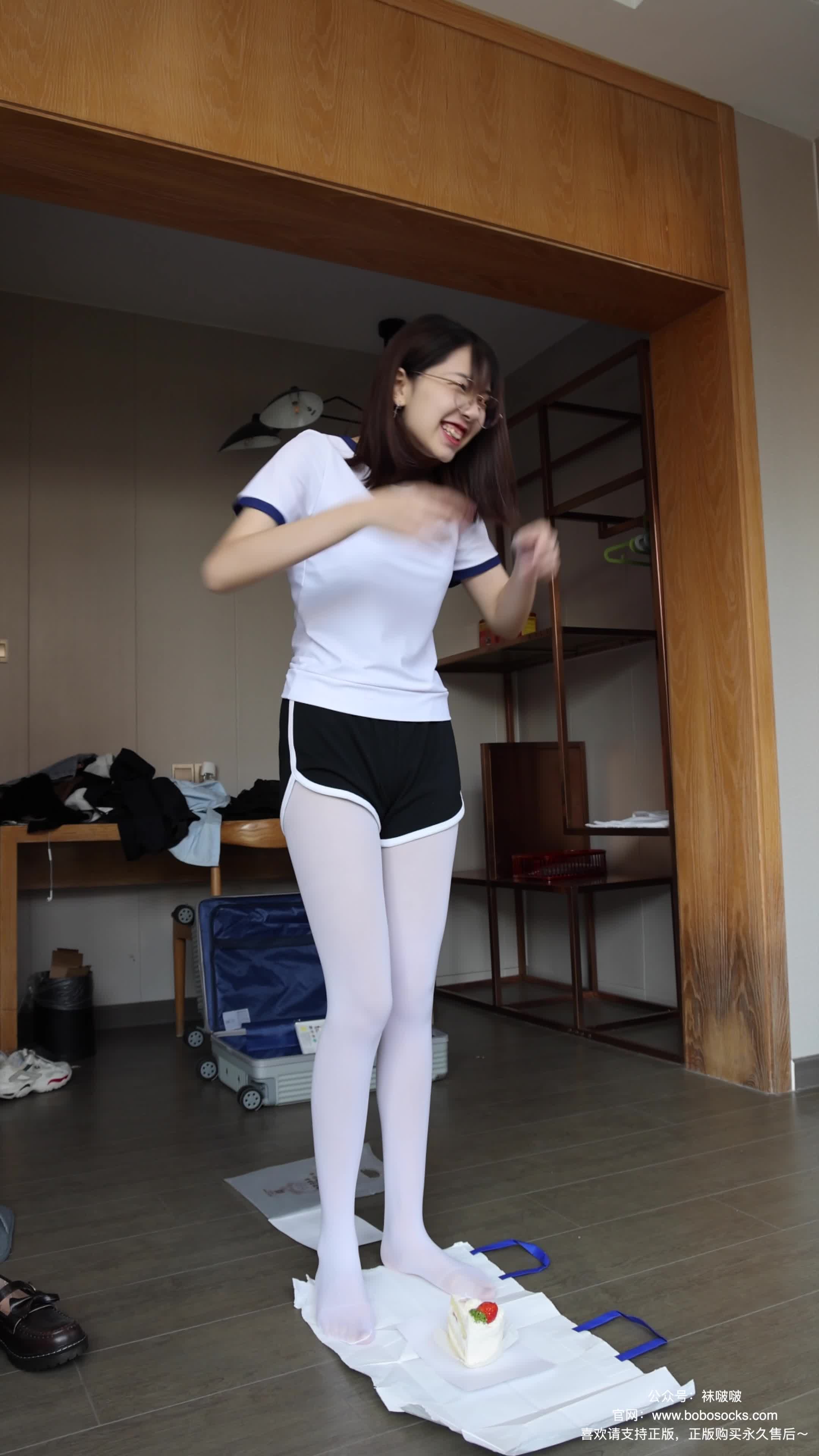 BoBoSocks袜啵啵_积分限定作品_NO.008_小甜豆_皮鞋_厚白丝_踩奶油蛋糕剧情_1V_650.7M-丽丝屋