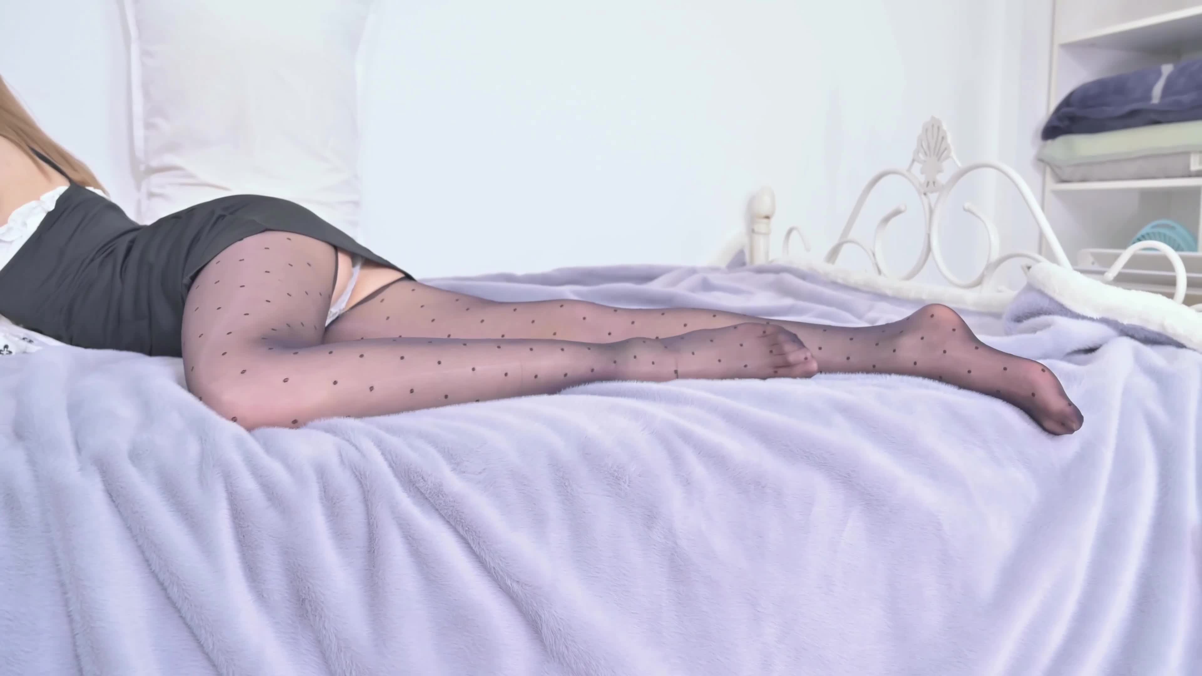 SSA丝社_短片_NO.355_梓琦_波点油亮开裆丝袜_1V_372.2M-丽丝屋