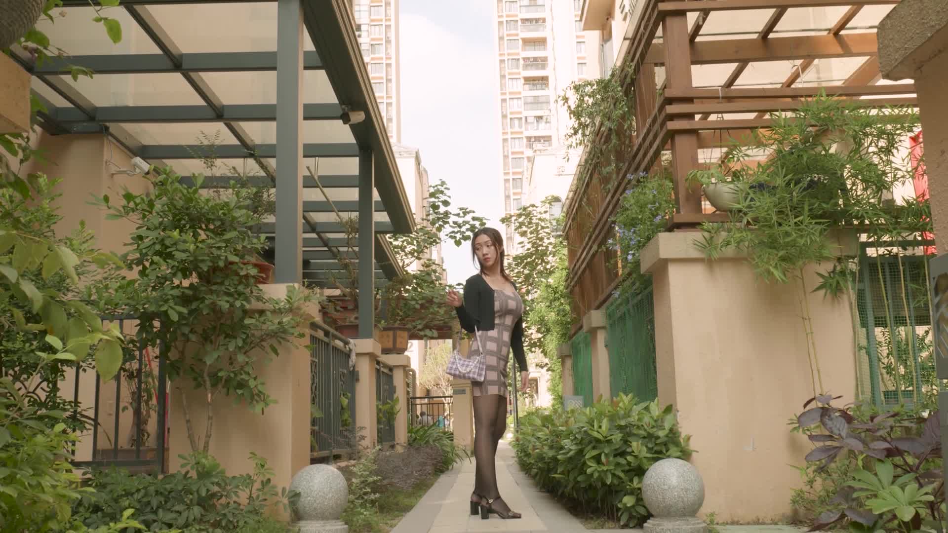 Ligui丽柜_HD视频_2020.10.23_在名媛群拼了条丝袜来扫街_星雨_1V_341MB-丽丝屋