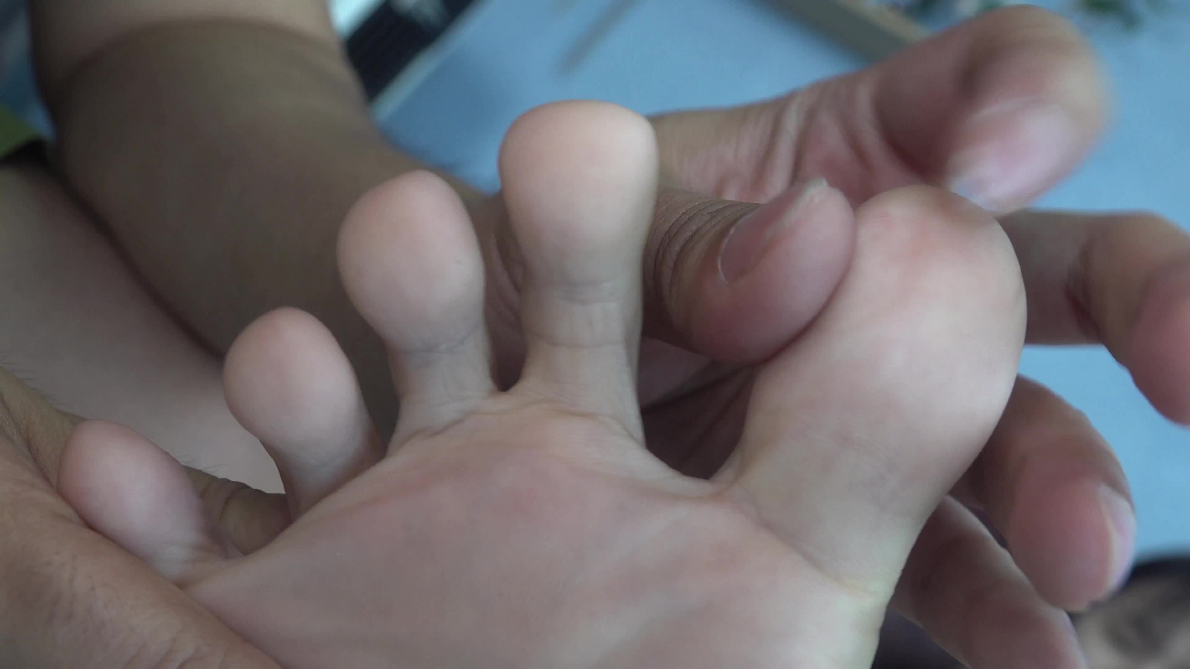 南国足艺视频_NO.035_清纯小雪害羞脱白袜_近距离秀脚_1V_3.89G-丽丝屋