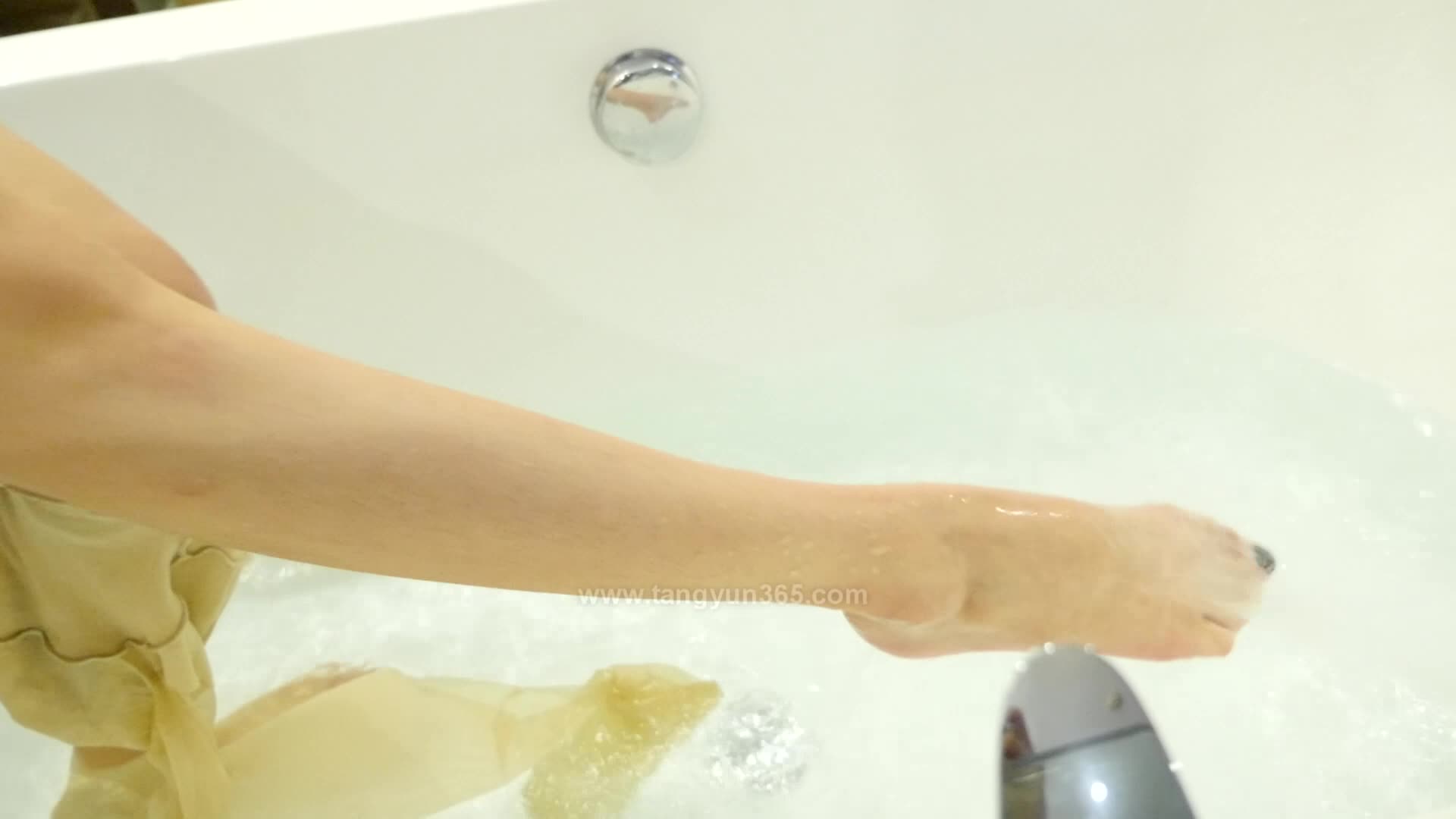 图片[2]-唐韵视频_VX0013_彩玉肉丝足沐浴_1V_224MB-丽丝屋