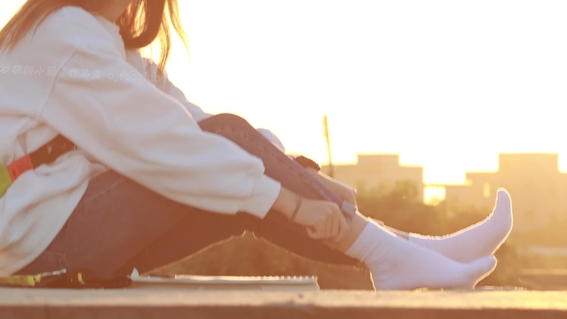 见新摄影_NO.027_追赶落日余晖的逆光少女_133P1V_948.7M-丽丝屋